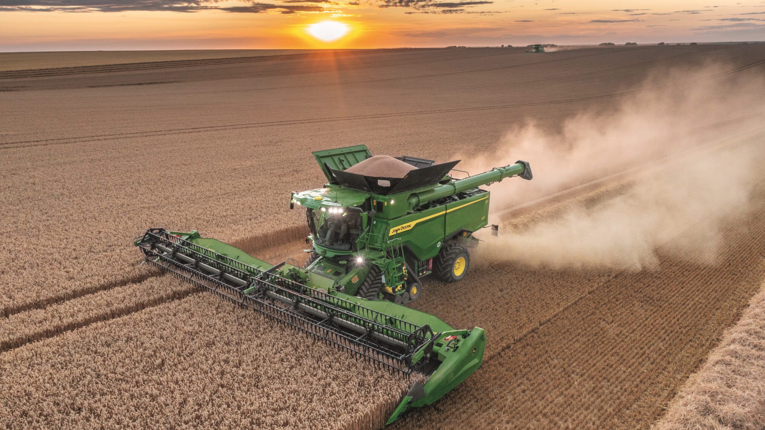 cosechadora John Deere S7 900 combine harvesting wheat -min|02_John Deere S7 900 combine harvesting rapeseed-min|03_The new cab of the S7 combine with the G5Plus CommandCenterTM and high-definition corner post display-min